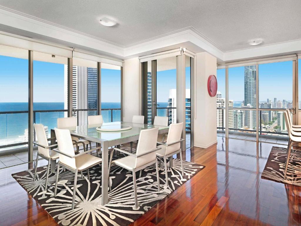 Χώρος καθιστικού στο Mantra Towers of Chevron