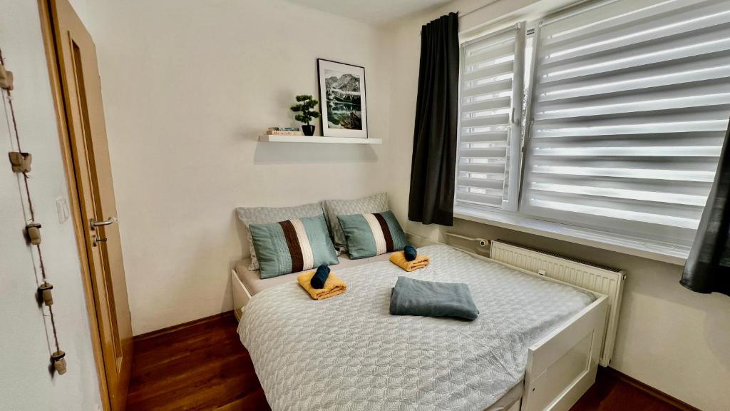 Ένα ή περισσότερα κρεβάτια σε δωμάτιο στο Black Lotus 2 I Downtown Apartment I Free Parking & Fresh Coffee I 24hr Access