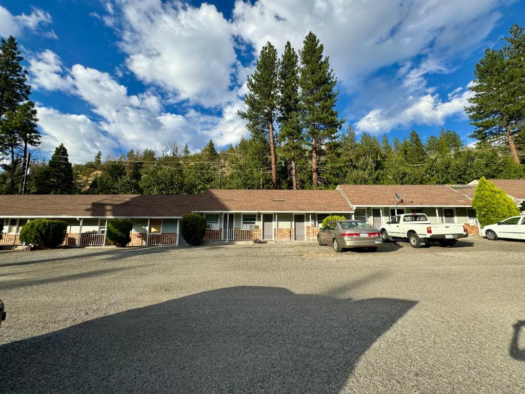 Φωτογραφία από το άλμπουμ του Shastina Square Inn σε Weed