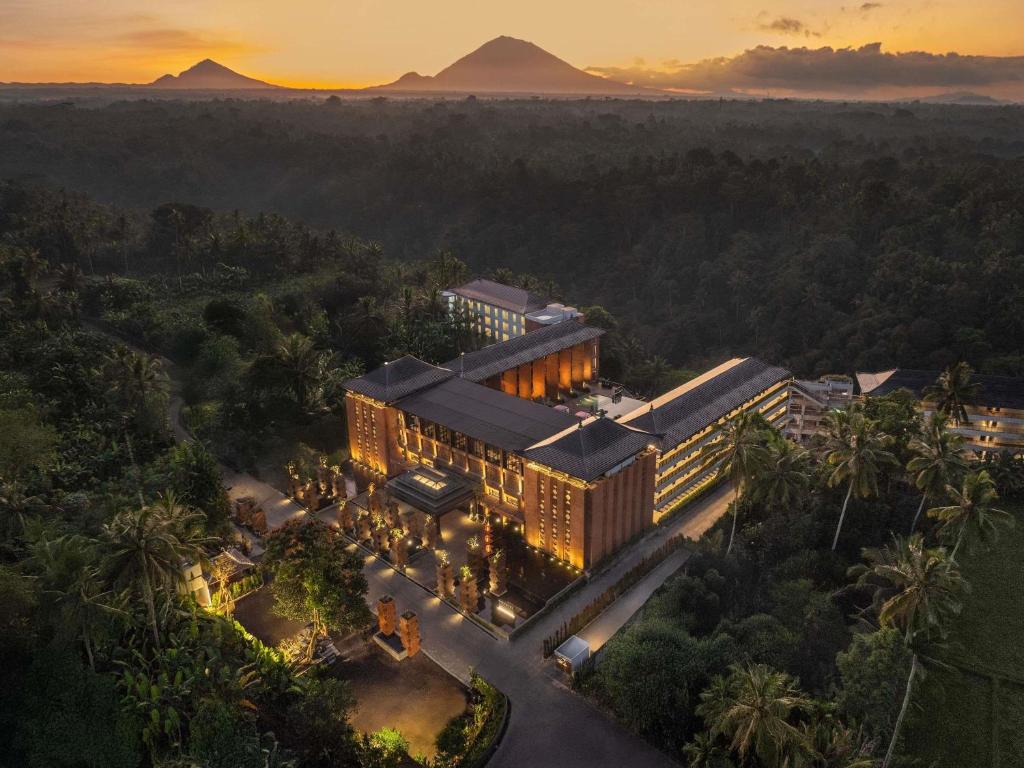 una vista aerea di un edificio con montagne sullo sfondo di Novotel Bali Ubud Resort a Payangan