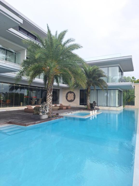 Bazén v ubytování Jowin Villa nebo v jeho okolí