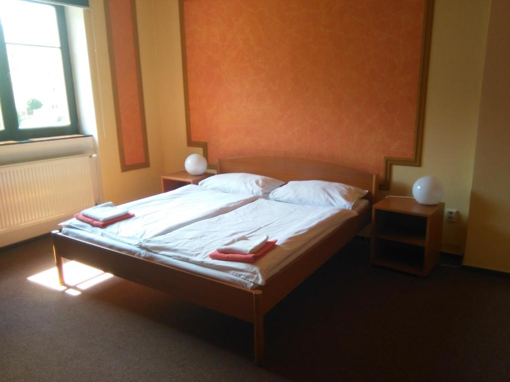 Postel nebo postele na pokoji v ubytování Penzion U Madony