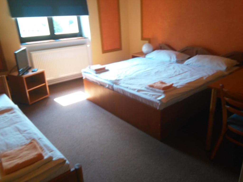 Postel nebo postele na pokoji v ubytování Penzion U Madony