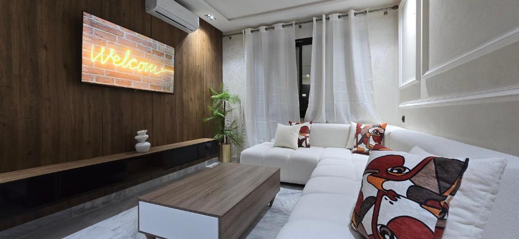 a living room with a white couch and a table at Le Casablanca in Maarif