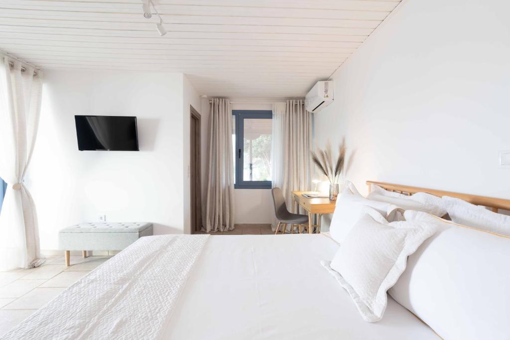 Postel nebo postele na pokoji v ubytování Cap Sounion Seafront Retreat