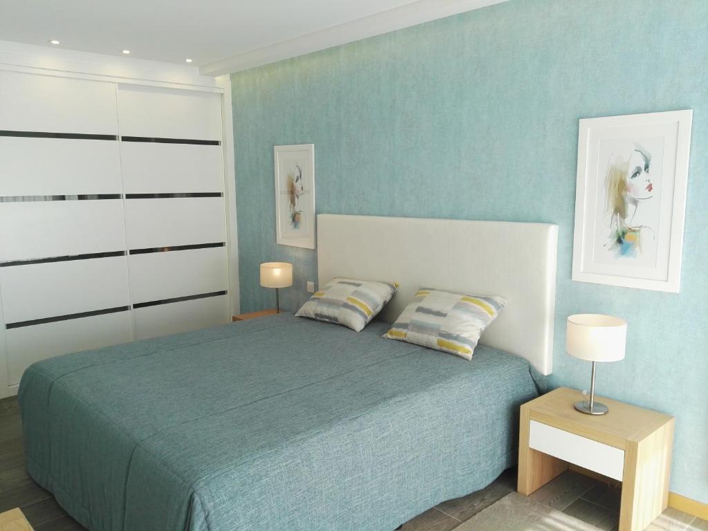 Cama ou camas em um quarto em Apartamentos Turisticos da Nazare