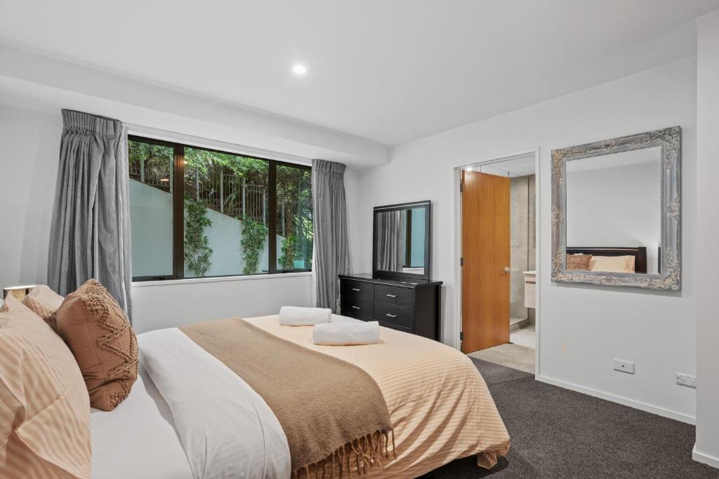 une chambre avec un lit et une grande fenêtre dans l'établissement Stunning Lake Views, à Queenstown