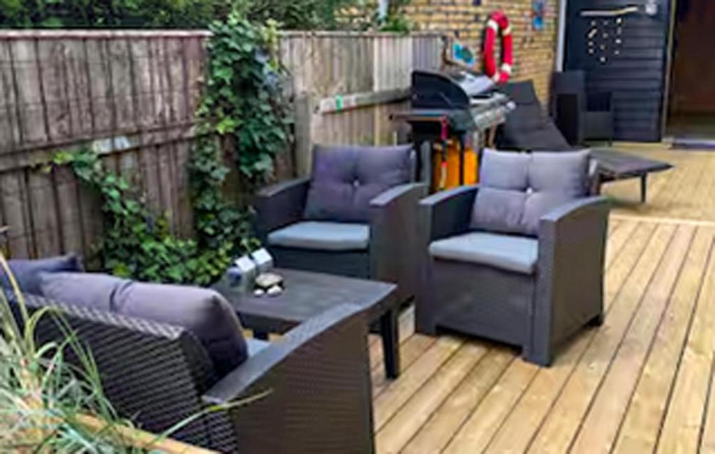 O zonă de relaxare la Awesome Home In Thyborøn With Wifi