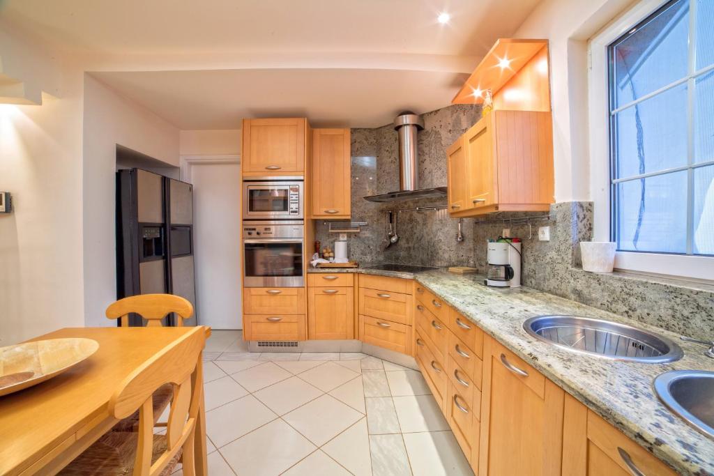Kuchyň nebo kuchyňský kout v ubytování Villa Noaina in Lagonissi