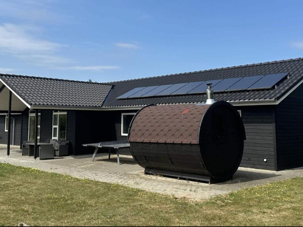 une maison dotée d'un toit avec des panneaux solaires dans l'établissement 16 person holiday home in Rømø, à Rømø Kirkeby