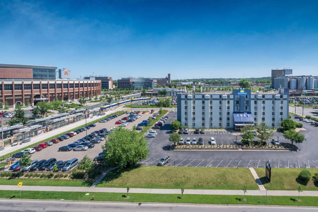 Days Hotel by Wyndham University Ave SE photo