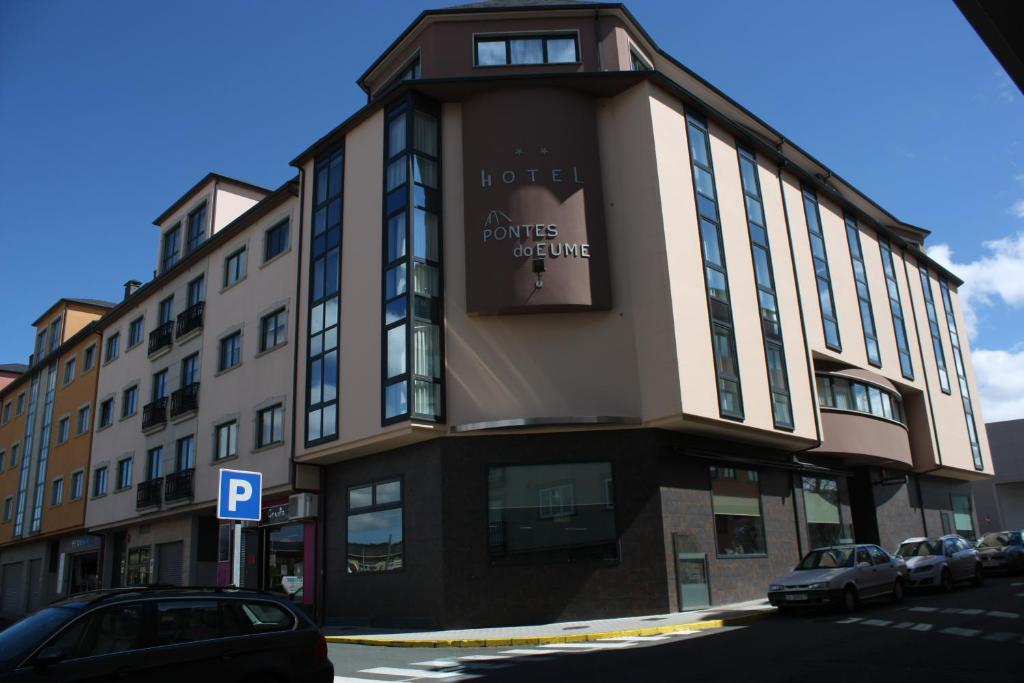 un hotel con un cartel en el lateral de un edificio en Hotel Pontes do Eume, en Puentes de García Rodríguez