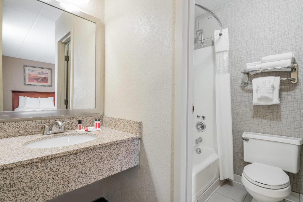 Days Hotel by Wyndham University Ave SE photo