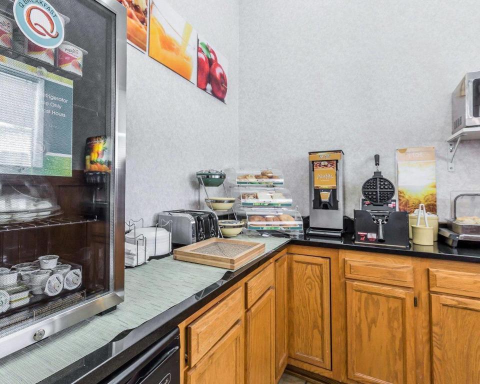 un fast food cucina con bancone con cibo di Quality Inn Pell City I-20 exit 158 a Pell City