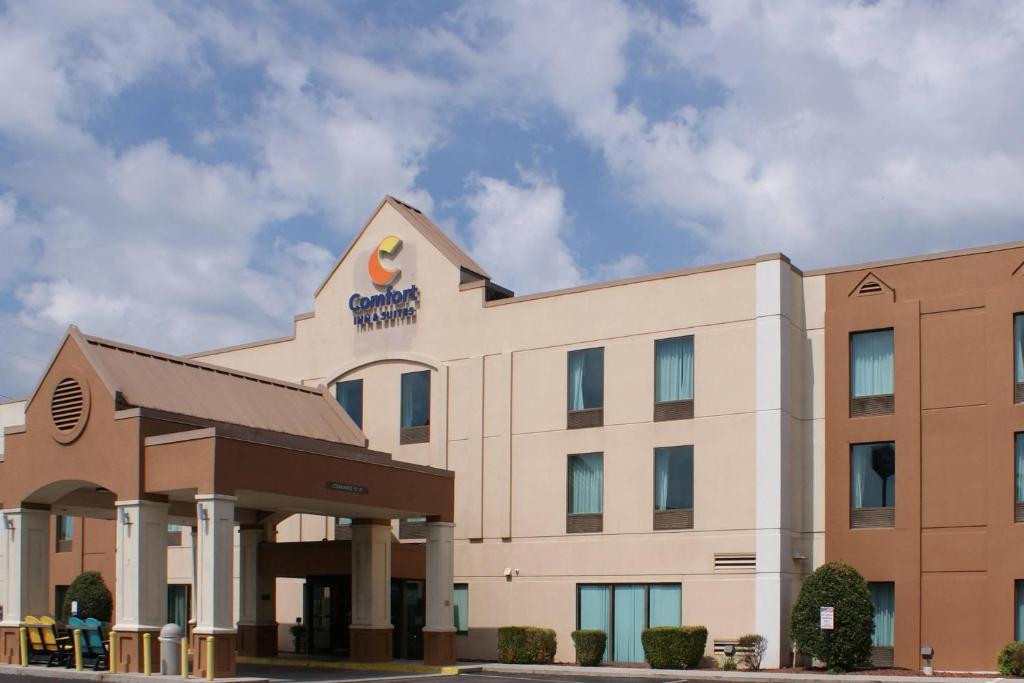 a rendering of the front of a hotel at Comfort Inn & Suites Cookeville in Cookeville