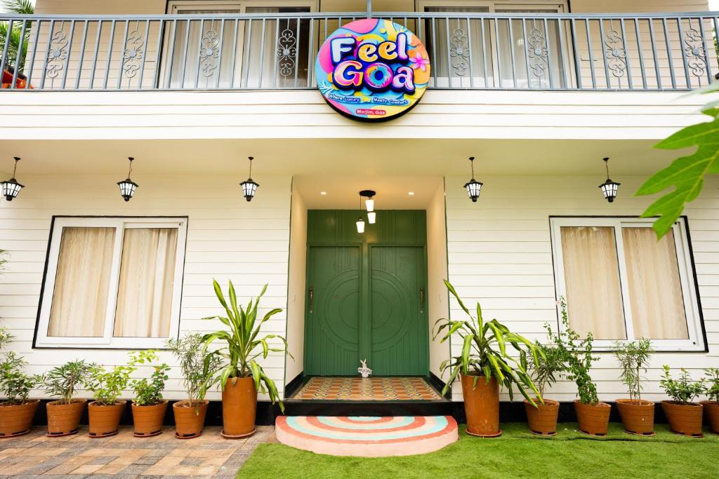 PernemFeel Goa Villa Olive- Unit Of My Booking Guru的一座带绿门的房子的前门