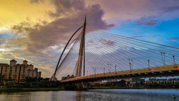 eine Brücke über einen Fluss mit einer Stadt im Hintergrund in der Unterkunft PUSAT BANDAR PUCHONG, 47100 Puchong Homestay in Puchong