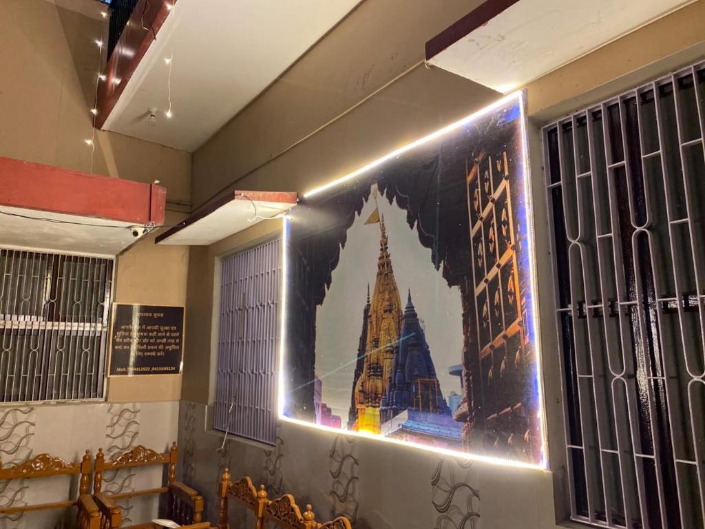 Una imagen de un edificio en la pared de una habitación. en Kusum Palace, en Varanasi