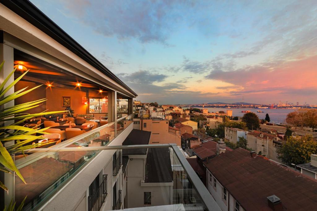 - un balcon offrant une vue sur la ville au coucher du soleil dans l'établissement Azade Premier Hotel, à Istanbul