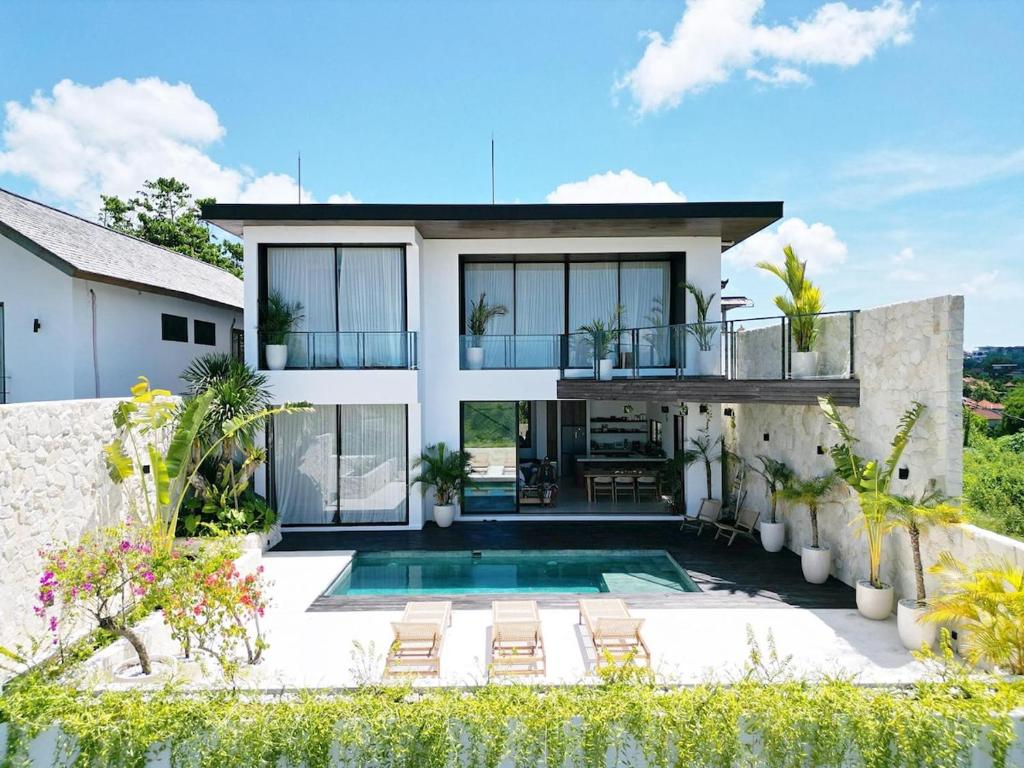 eine Villa mit Swimmingpool und ein Haus in der Unterkunft Villa Vega 3BR Sea View Near Beach in Ungasan