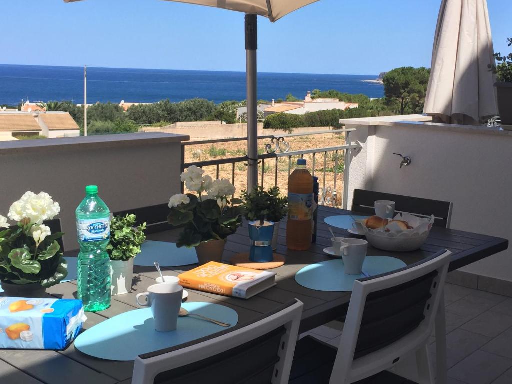 マカリにあるUn mare di Blu - Casa Cobaltoの海の景色を望むバルコニー(テーブル付)