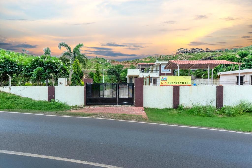 une maison avec un portail sur le côté de la route dans l'établissement Gtn Aranya Villas, à Eklingji