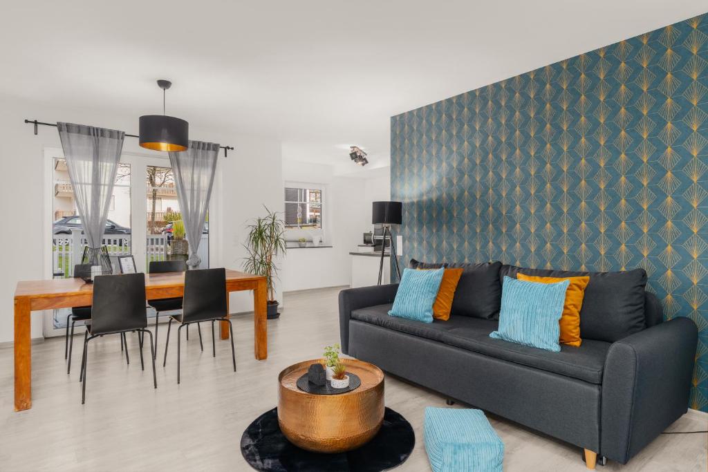 un salon avec un canapé et une table dans l'établissement StayCozy Bike&Ski Apartments, eigener Fahrrad- und Skikeller, barrierefrei, Erdgeschoss, à Winterberg