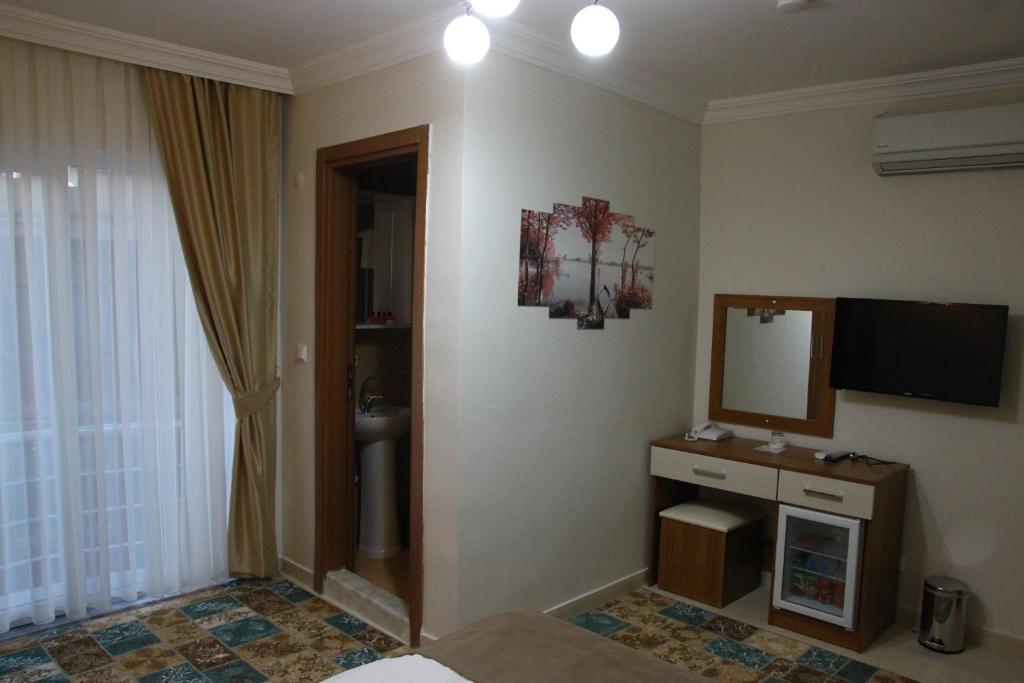 TV a/nebo společenská místnost v ubytování Deveci Hotel