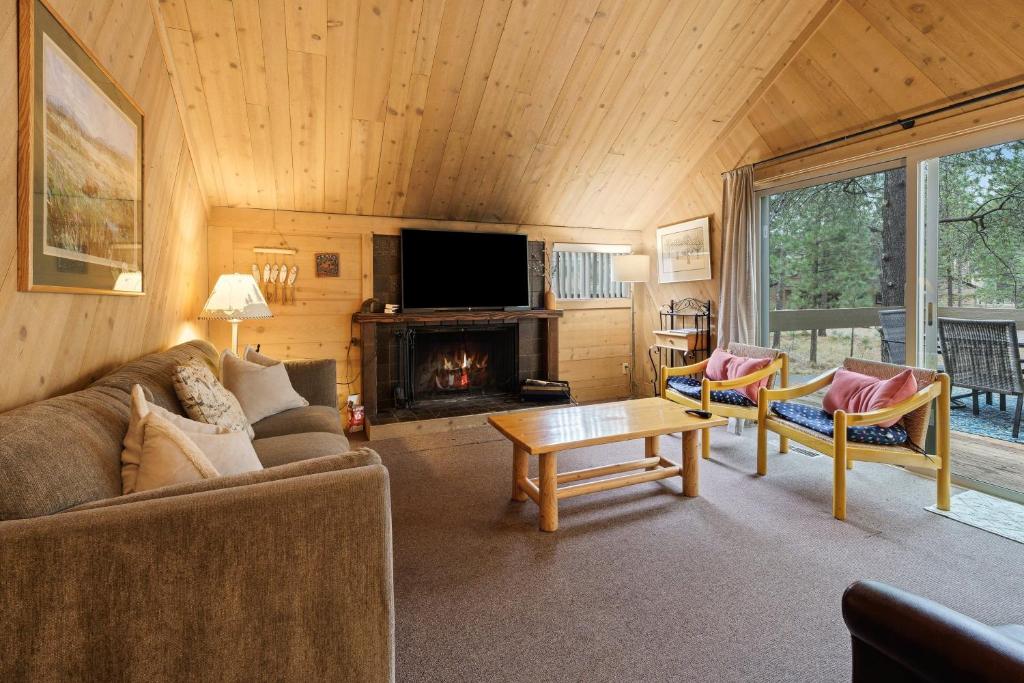 un soggiorno con divano e camino di Pole House 99 condo a Sunriver