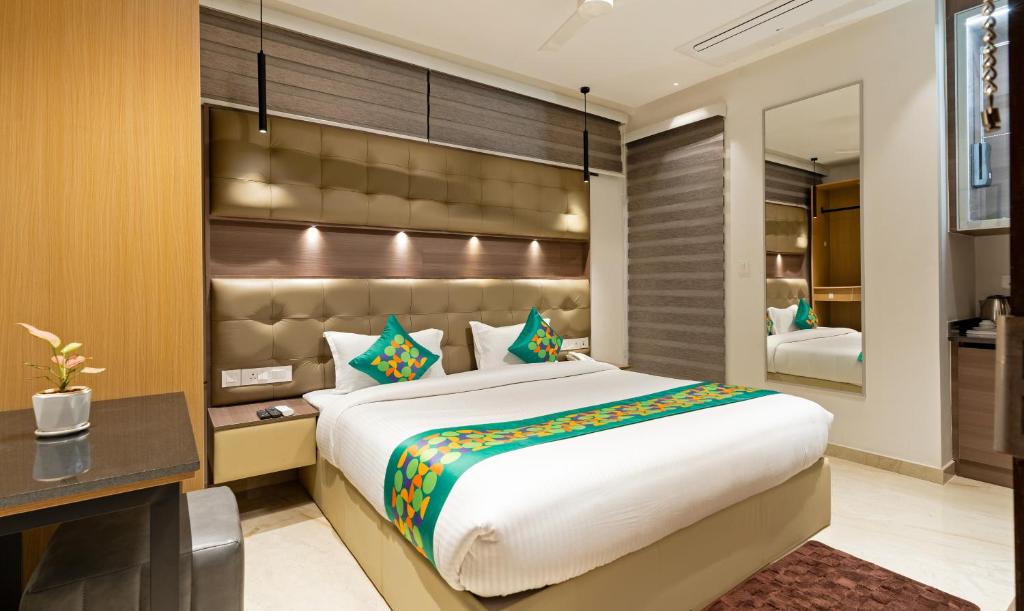 Treebo Liyan Orchid, Hsr Layout في بانغالور: غرفة نوم بها سرير كبير ومكتب