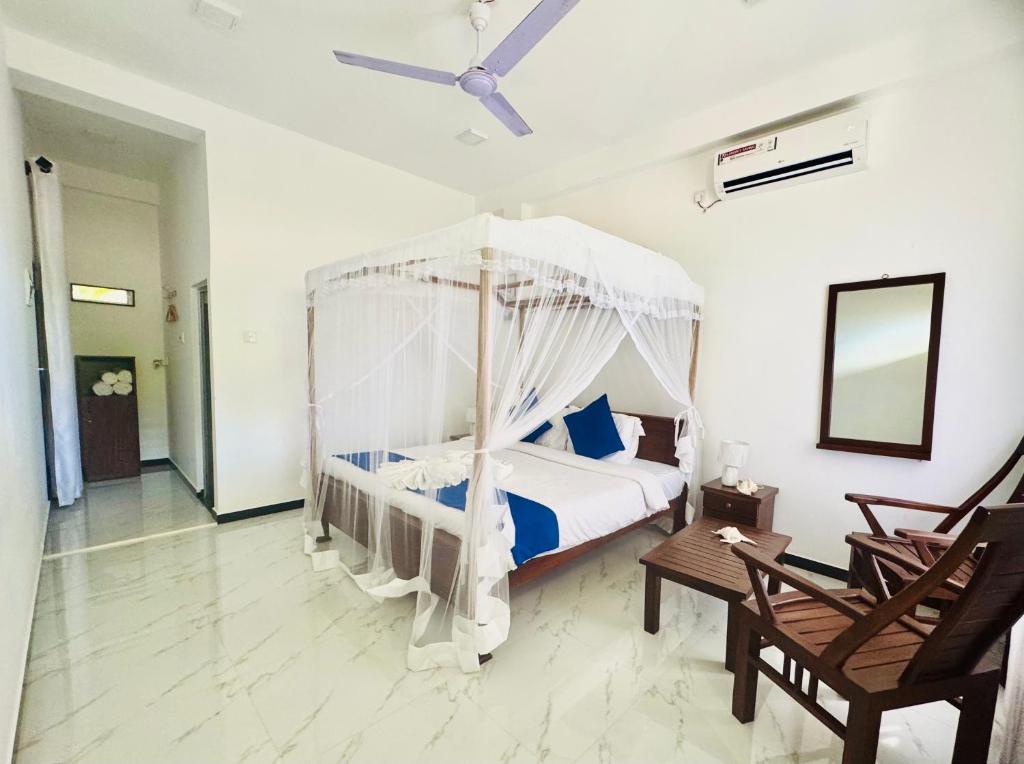 un dormitorio con una cama con dosel en AP Pearl Palace -Tangalle, en Tangalle