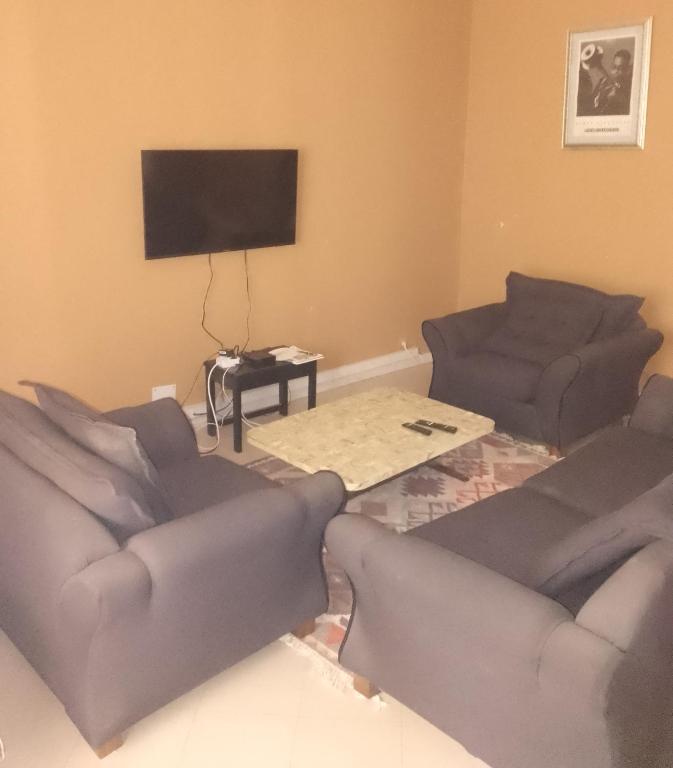 圣路易斯Keur Fall Aéroport appartement f4的有两张沙发和一台电视的客厅