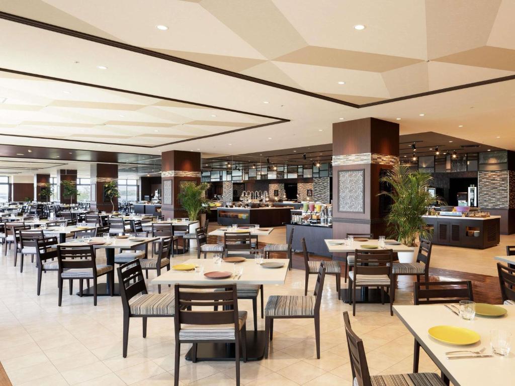 un restaurant avec des tables et des chaises et un bar dans l'établissement Grand Mercure Lake Hamana Resort & Spa, à Hamamatsu