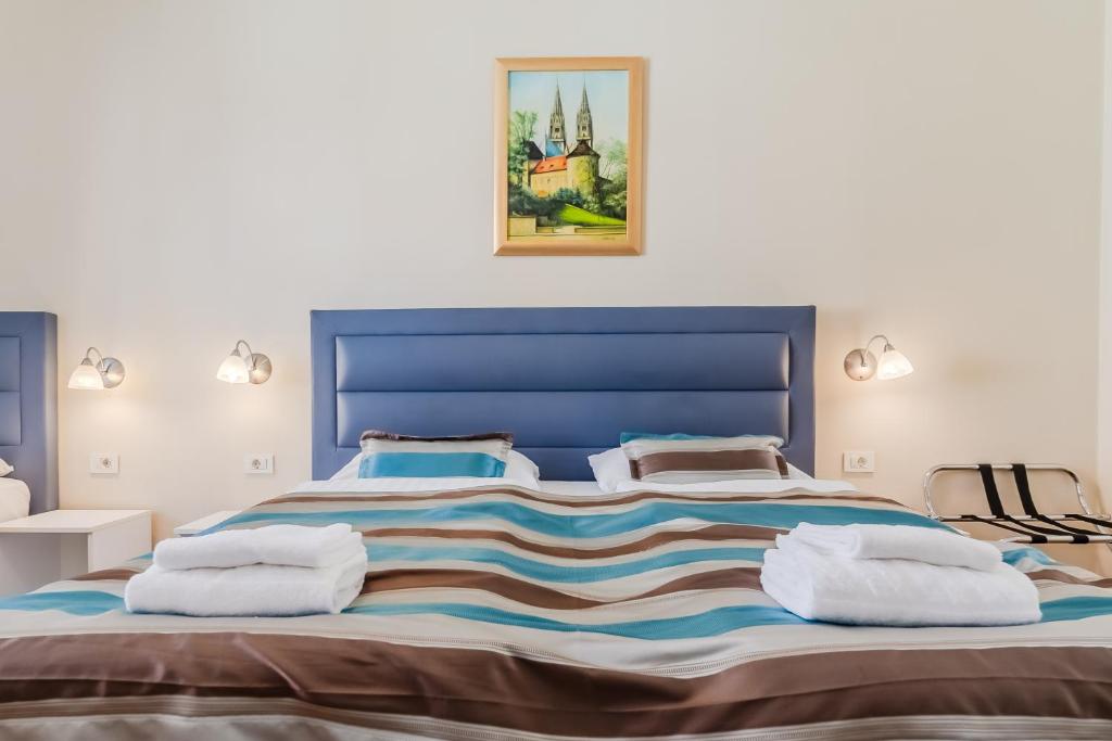 Ένα ή περισσότερα κρεβάτια σε δωμάτιο στο Apartments & Rooms Flowers