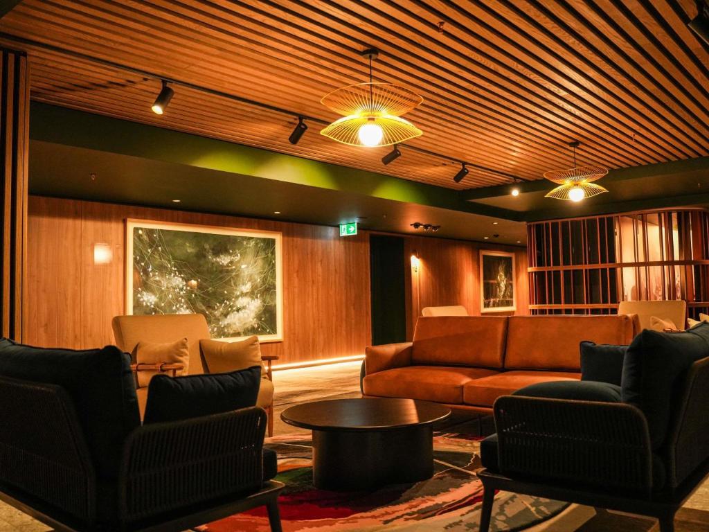 una sala de estar con un sofá y una mesa en Peppers Gladstone, en Gladstone