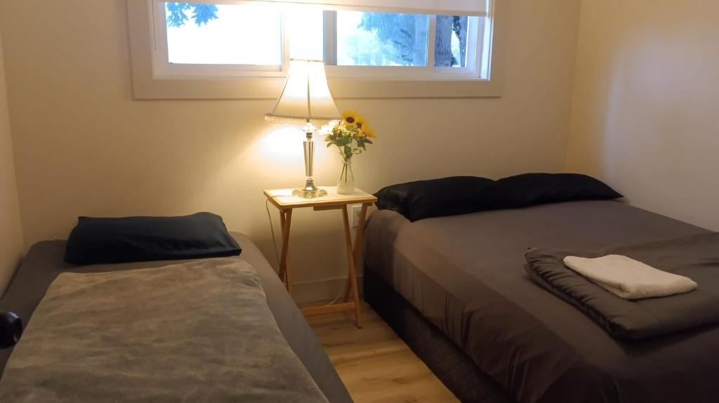 Ένα ή περισσότερα κρεβάτια σε δωμάτιο στο Vancouver Downtown Guest House - Near Skytrain, Free Parking & Fast Wifi