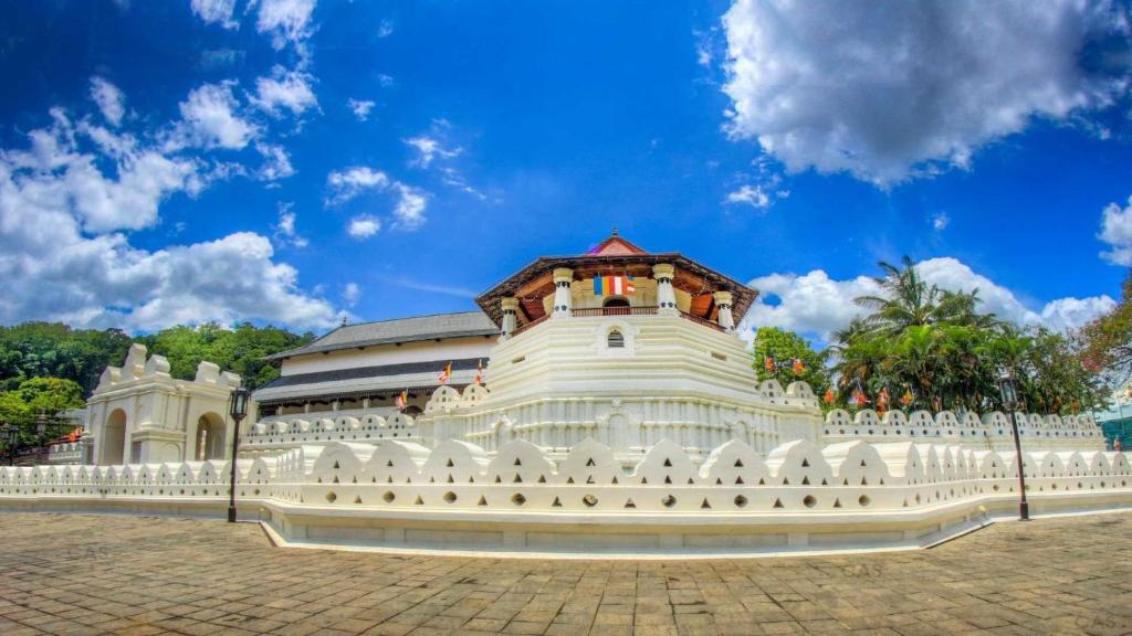 Φωτογραφία από το άλμπουμ του Kandy Cultural Tour Temple of the Sacred Tooth relic & Ultimate Temples σε Kandy