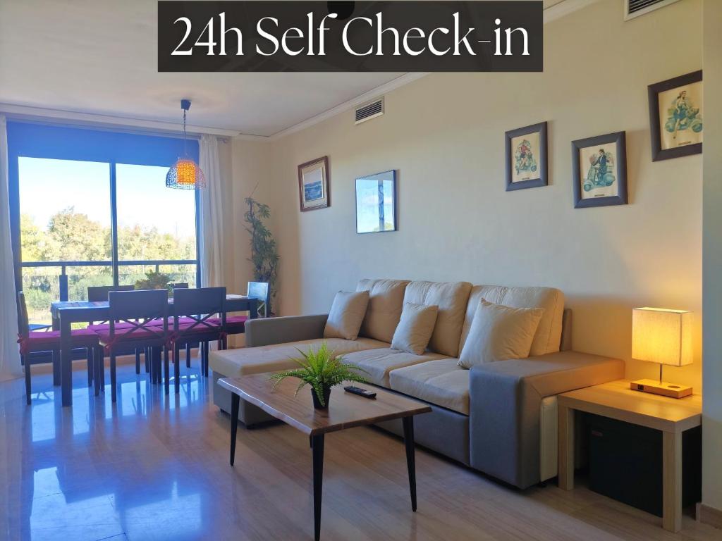 Biopark View Apartment في فالنسيا: غرفة معيشة بها أريكة وطاولة