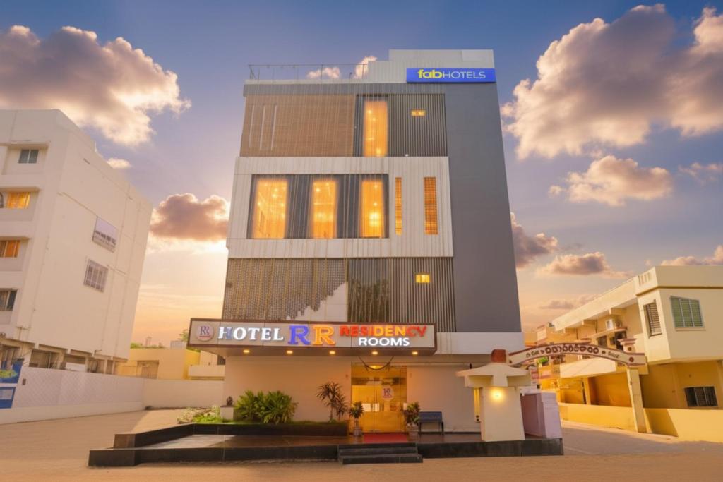 un grand bâtiment avec une enseigne devant dans l'établissement FabHotel RR Residency I - Nr Khammam Bus Stand, à Khammam