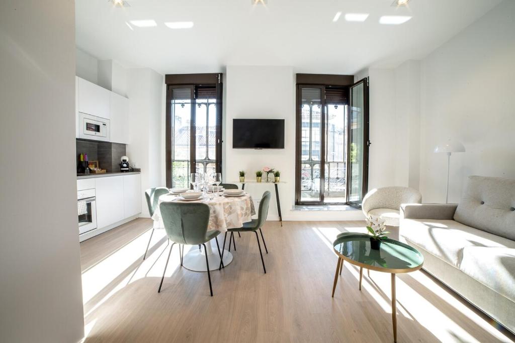 a living room with a table and a couch at Las villas de Manuel in Salamanca