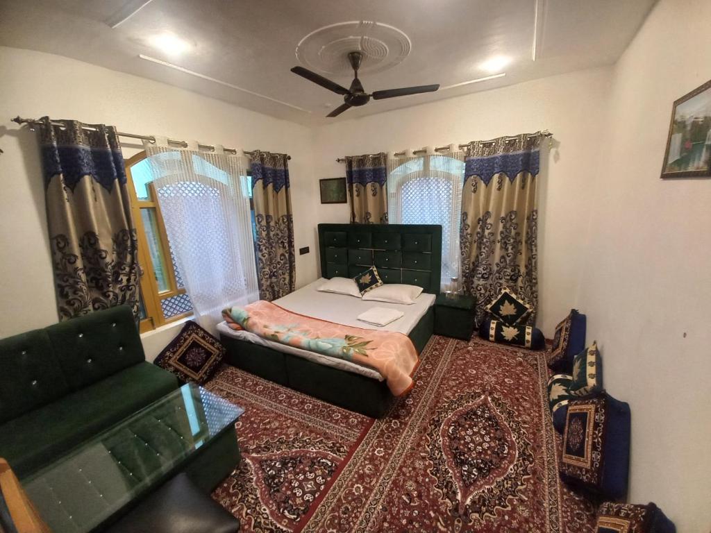 un dormitorio con una cama y un sofá en Sheikh guest house, en Tangmarg
