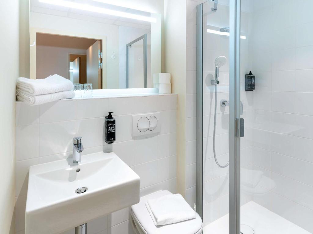 ibis budget Morlaix - Standard Room - 1 Double Bed And 1 Single Bed