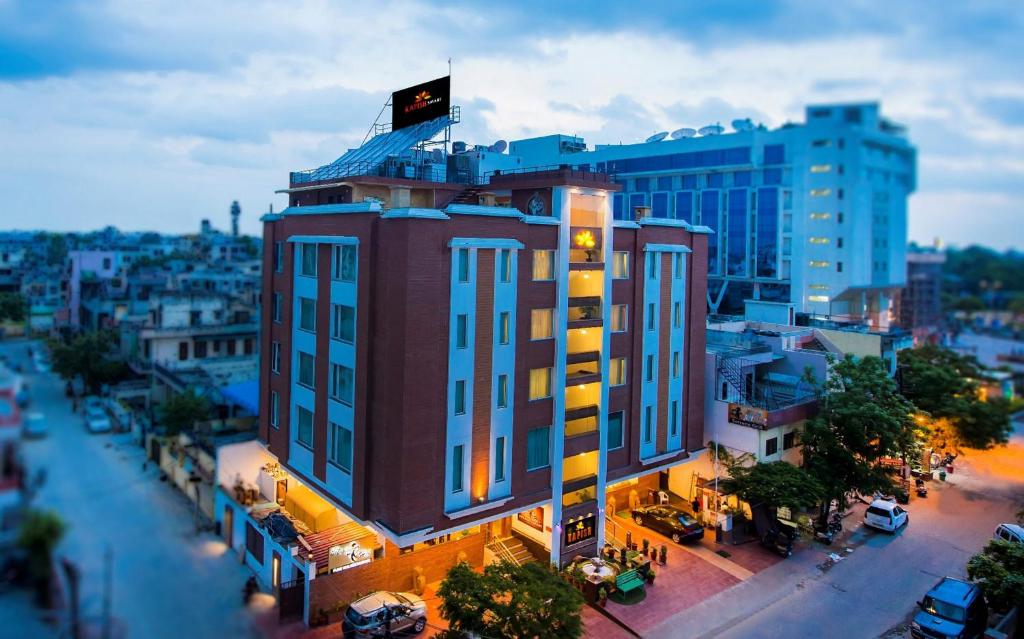 un gran edificio con una bandera encima en Hotel Kapish Smart-All Pure Veg, en Jaipur