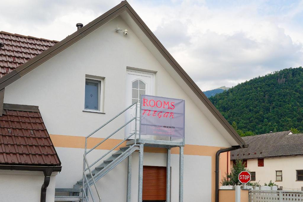 un bâtiment blanc avec une pancarte « combat de boxe » dessus dans l'établissement Flegarrooms, à Cerklje na Gorenjskem