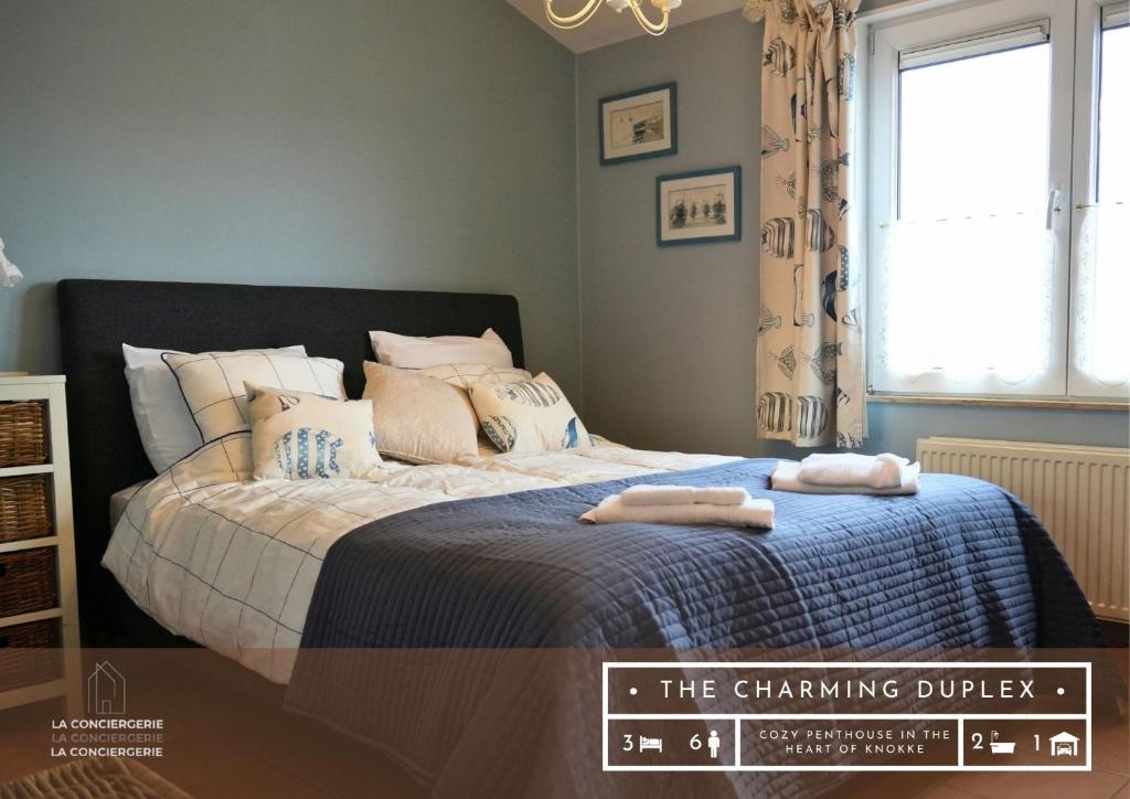 ein Schlafzimmer mit einem Bett mit zwei Handtüchern darauf in der Unterkunft Le Charming duplex lumineux avec balcon, terrasse ensoleillée & parking in Knokke-Heist