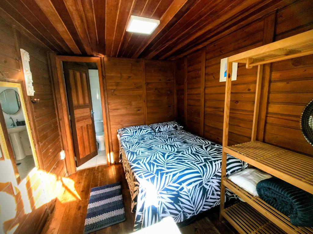 En eller flere senge i et værelse på Oka do Mar Hospedaria - Suíte com varanda na Ilha do Mel - Nova Brasília