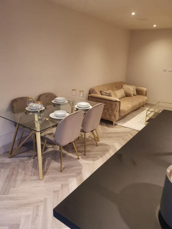 Χώρος καθιστικού στο London 2BR Retreat with Free Parking & City Access