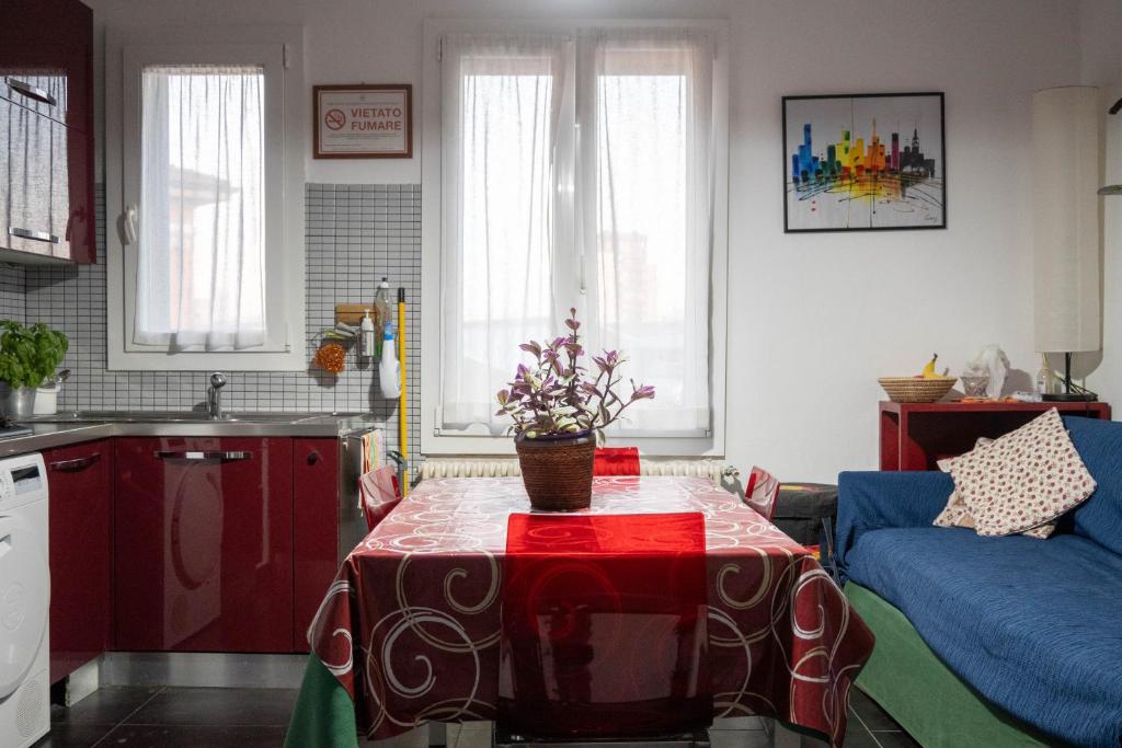 een woonkamer met een tafel en een bank bij Casa Tricy B&B in Bologna