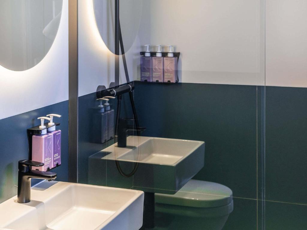 Ένα μπάνιο στο TRIBE Paris Clichy