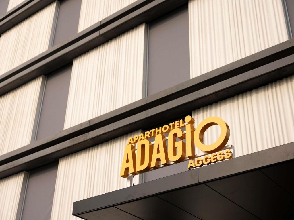 un cartel en el costado de un edificio en Aparthotel Adagio Access Brussels Airport, en Machelen
